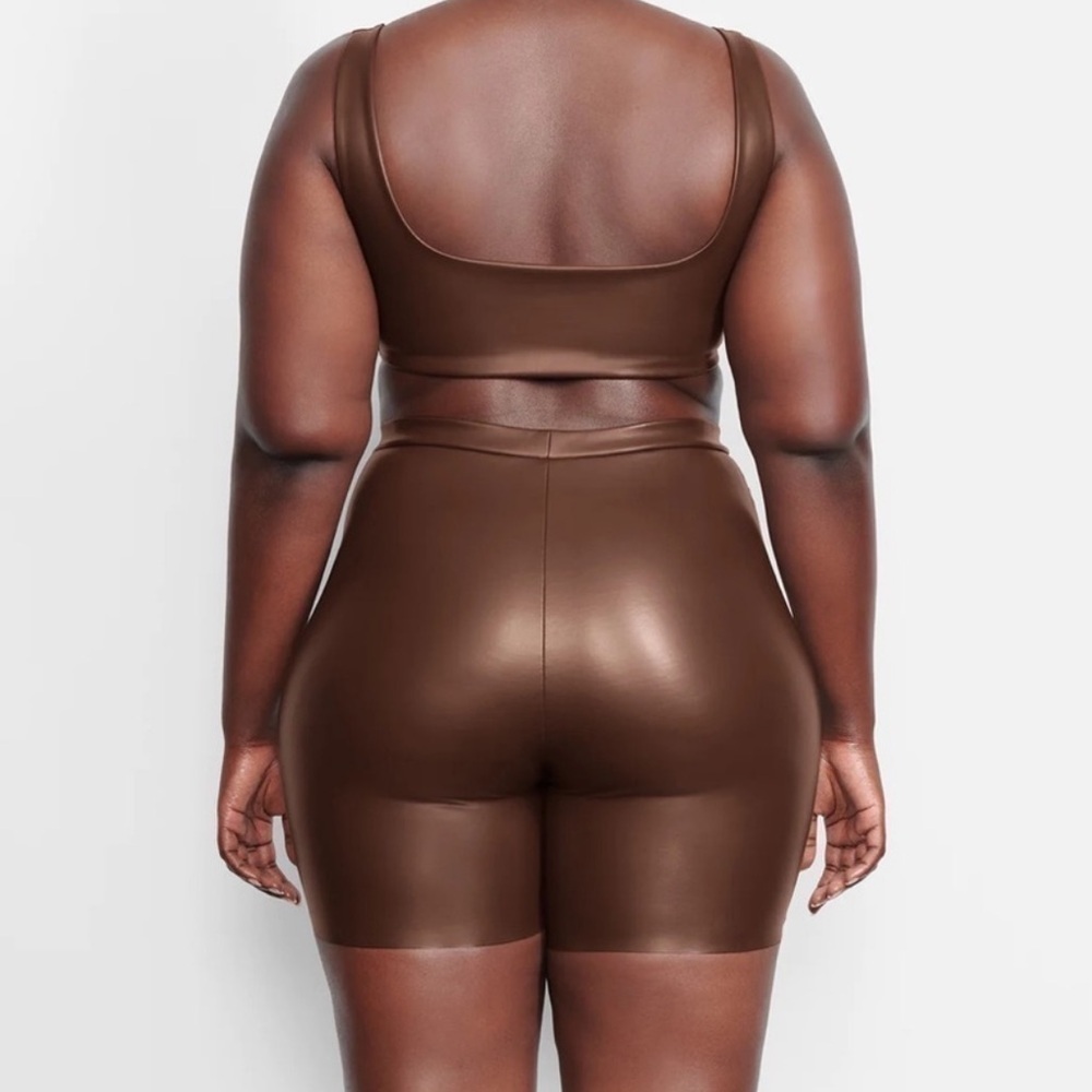SKIMS faux leather biker shorts/ COCOA - Picture 3 of 7